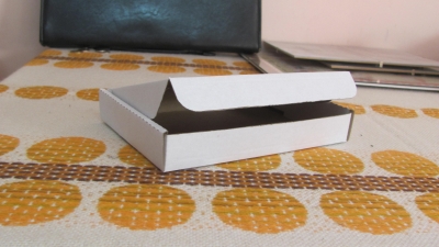 Kartonik, pudełko w systemie samo składalnym wykonane z mikrofali jednostronnie białej