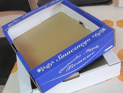 Opakowanie tekturowe, wykrój składany wykonany z tektury trójwarstwowej jednostronnie białej.