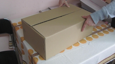 Karton klapowy, pudełko tekturowe klejone bądź szyte, wykonane z tektury trójwarstwowej szarej