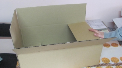 Opakowanie tekturowe klapowe, klejone bądź szyte, wykonane z tektury trójwarstwowej szarej