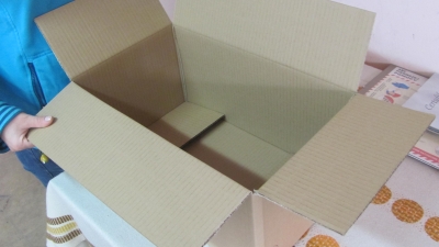 Karton klapowy, klejony bądź szyty, wykonany z tektury trójwarstwowej szarej