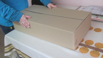 Opakowanie tekturowe klapowe, klejone bądź szyte, wykonane z tektury trójwarstwowej szarej