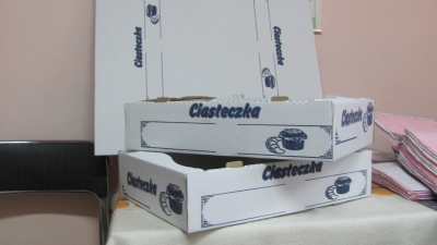 Pudełko tekturowe, karton na ciasto wykonany z tektury trójwarstwowej jednostronnie białej