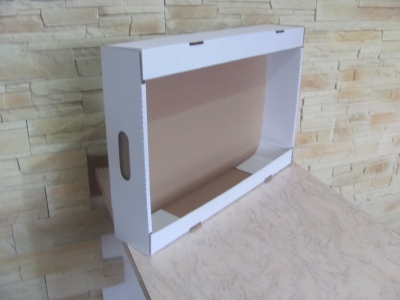 Pudełko, karton na ciasto wykonany z tektury trójwarstwowej jednostronnie białej