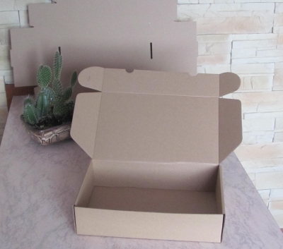 Wykrój składany wykonany z tektury trójwarstwowej- mikrofali dwustronnie szarej, jednostronnie lub dwustronnie białej