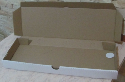 Wykrój składany na zapiekanki, wykonany z tektury trójwarstwowej jednostronnie białej